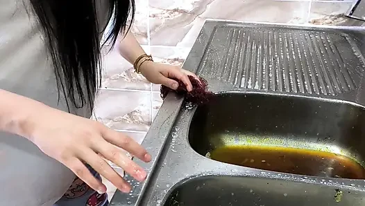 Саудовский мужчина трахает арабскую горничную на кухне