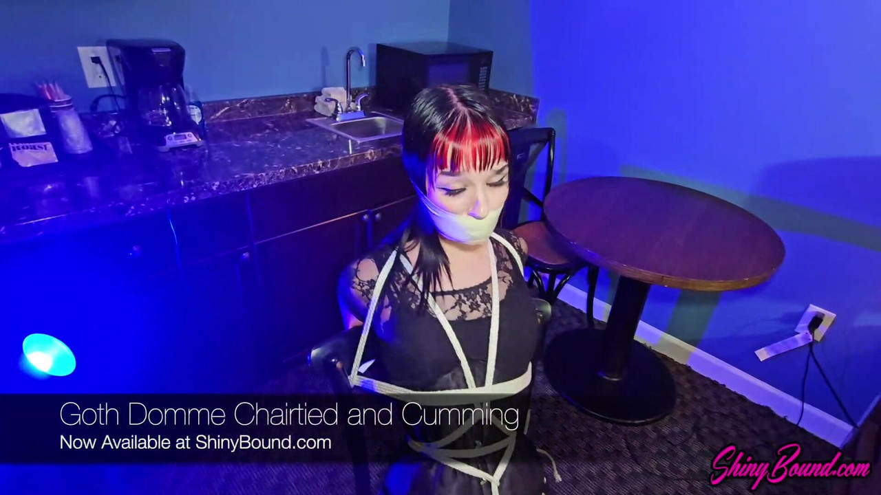 Goth Domme Chair bunden och kommer