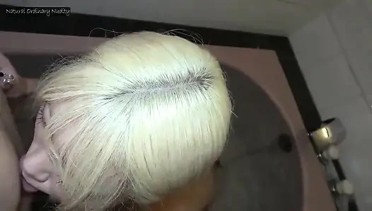 Sarışın ikiz kuyruklu artış: canlı bir kız derin zevkten titriyor ve erimiş bir son finiş