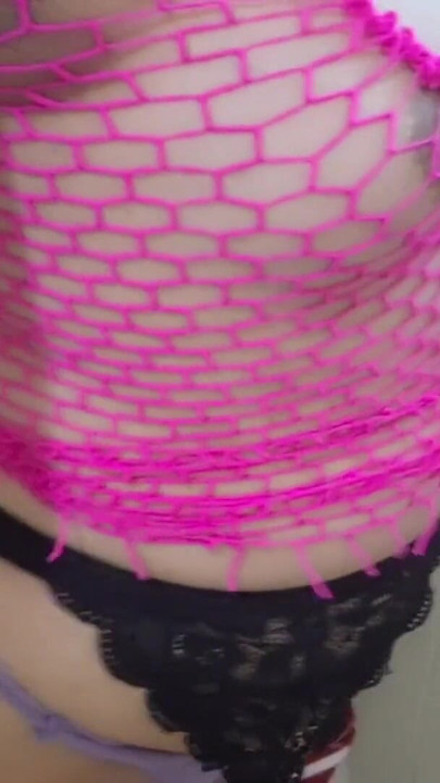 「大きなふくらんでいる乳首を持つトランスジェンダーの女の子が授乳中で、太ったお尻を叩かれて罰せられる」の壮観な瞬間