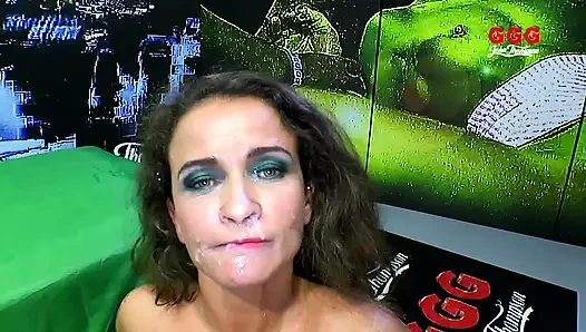 Lia Louise Büyük Yaraklardan Korkmaz Vahşi Emiyor Ve Sikişiyor