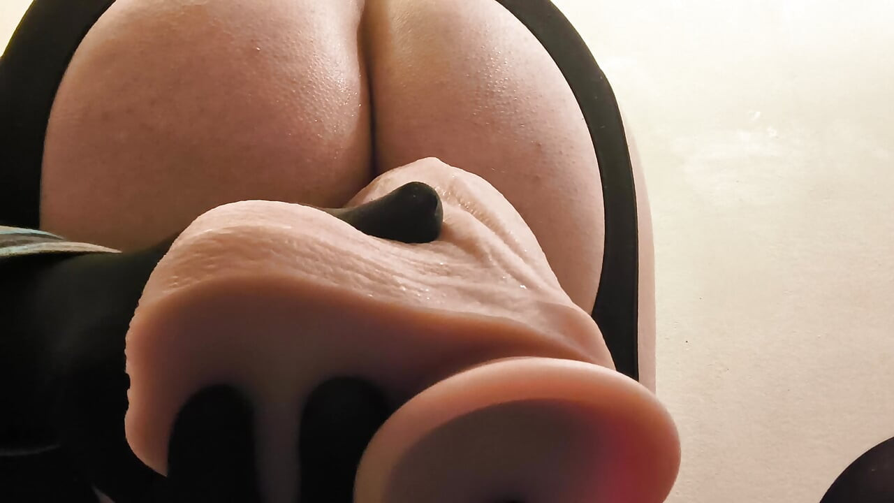 Make myself cum on my dildo and ride it