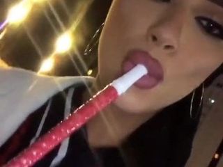 Сексуальная женщина в хиджабе горячо курит