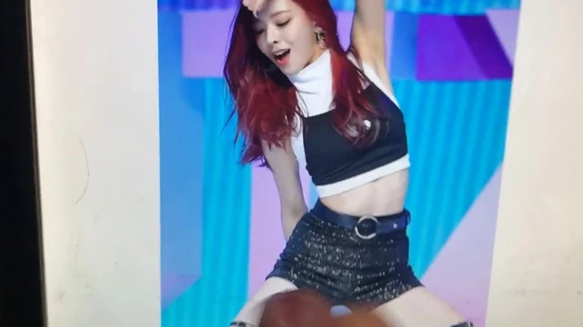 ITZY Yuna cumtribute