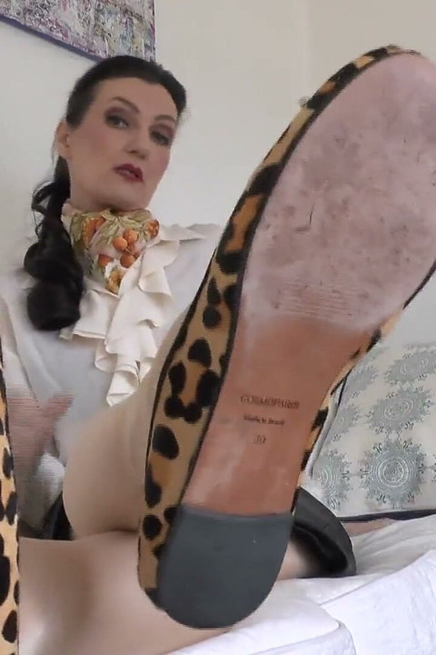 Parfüm kokulu ayak kokla onları! Lady Victoria Valente