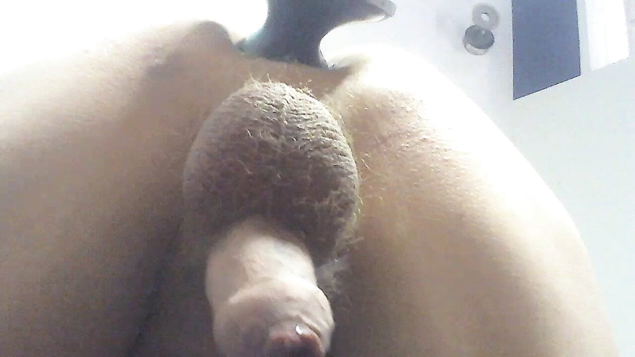 一个长玩具在我的菊花里。肛交