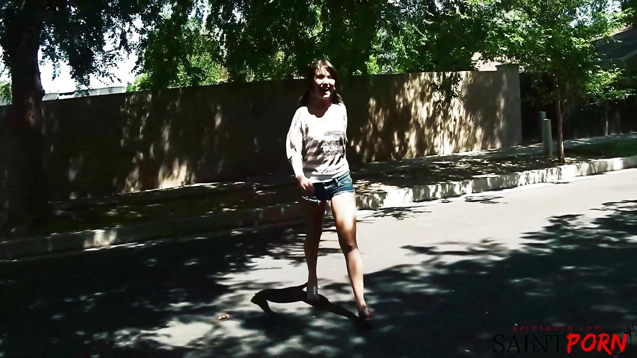 Missi se ukázala brzy na babysit, viděla Evan a Mya šukání a nemohla se bránit, aby se připojila