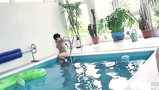 Fransa'dan zenci sürtük havuzda çifte sikiliyor