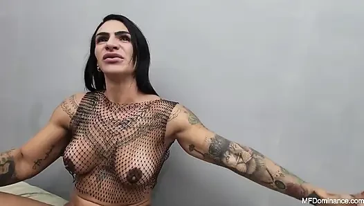 Глубокое доминирование руками милфы Sara