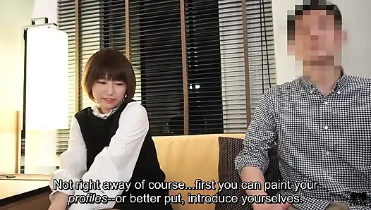 Orang asing Jepang asli bermain game ciuman yang mengarah ke pengungkapan tubuh gila