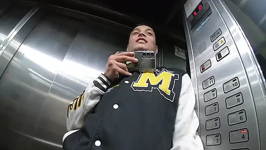 Латины в тройничке с курьером