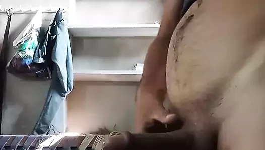 Мастурбує