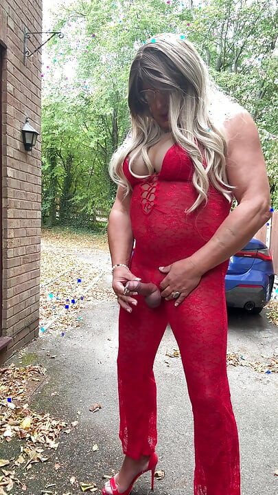 Seksi transvestit kellycd2022 u seksi crvenom kombinezonu i štiklama