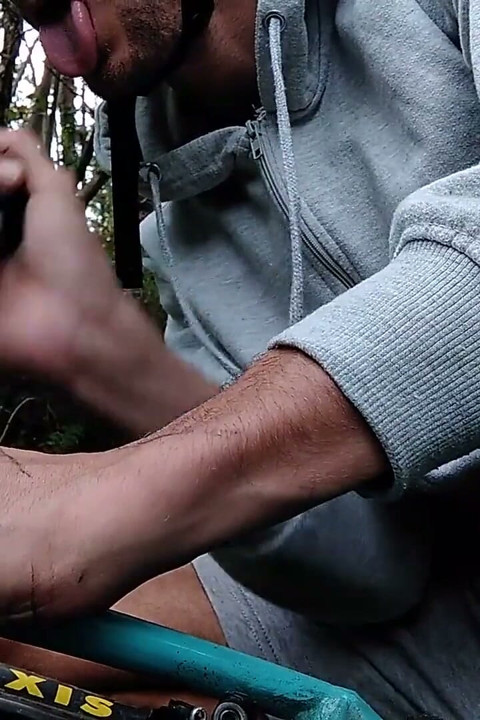 Sykkelhjulet mitt punkterte og jeg endte opp med å gi pumpen en skikkelig blowjob! Fremmed så meg