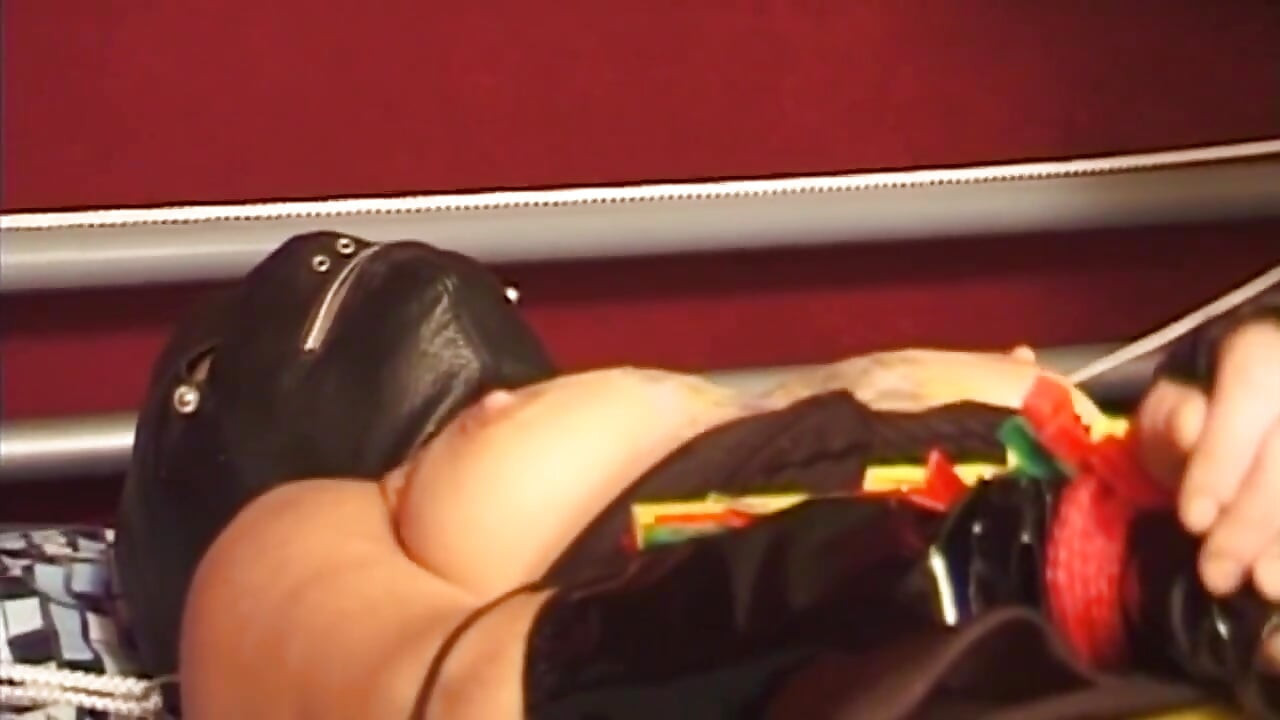 Gefesselte vollbusige brünette MILF erträgt feuriges wachs und klammern