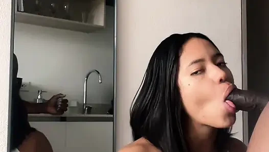 Она встает на колени, чтобы съесть весь мой член своим маленьким ртом - любительская пара - Nysdel