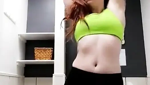 Kızıl saçlı ateşli kız antrenman sonrası soyunuyor ve banyo lavabosunun her yerine boşalıyor