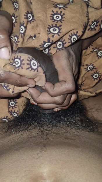 Hintli kız üvey erkek kardeşiyle evde sikişiyor | Klip 1