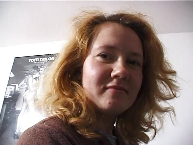 Волосатая телочка-блондинка сосет член чувака на кастинге в видео от первого лица