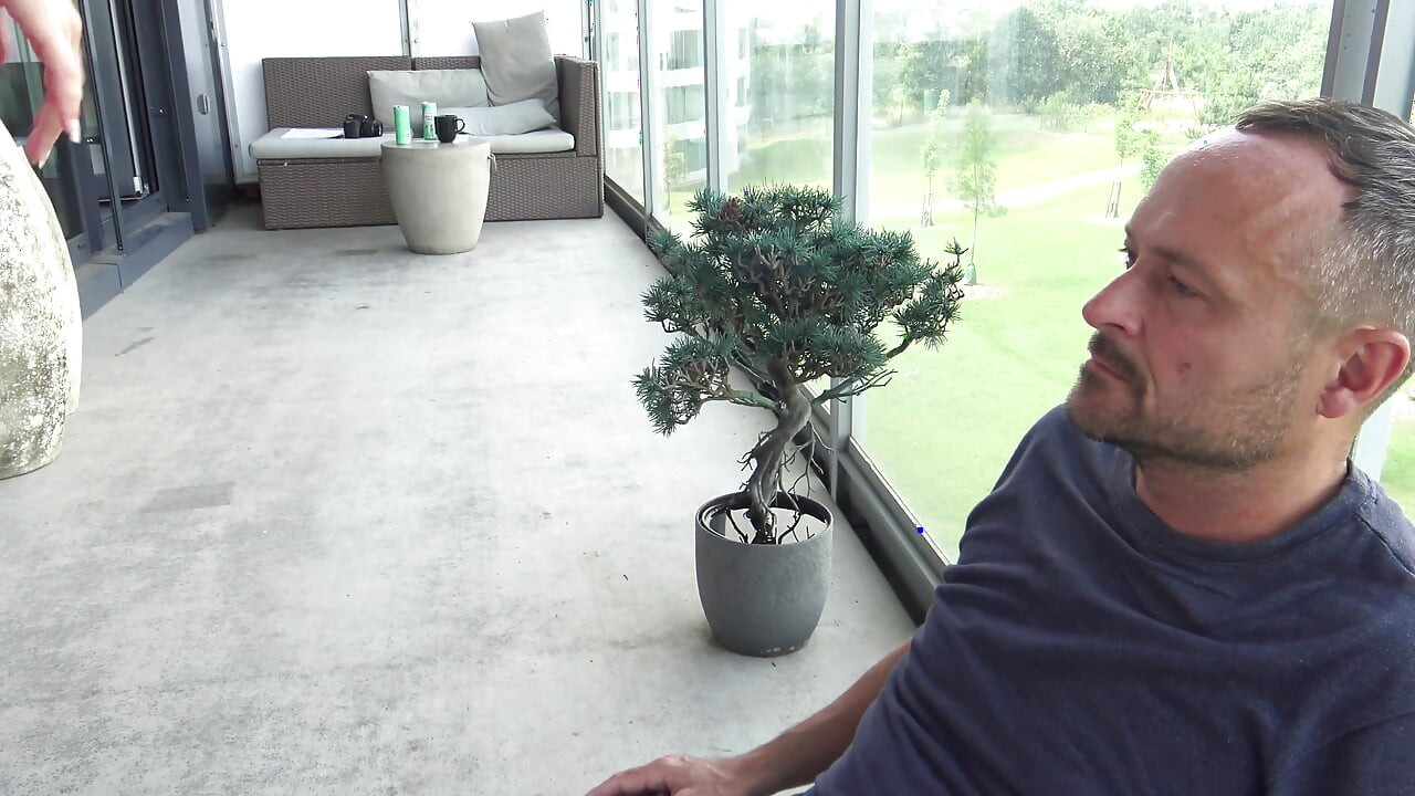 靠著喉嚨直到欄杆斷裂！