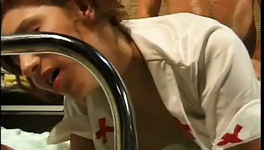 Рыжая медсестра раздвигает ноги для члена доктора на больничной койке