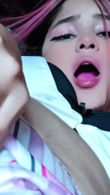 UNE COLOMBIENNE SE TOUCHE ET EXHIBE SES GROS NICHONS | Clip 1