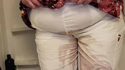 Molly beyaz hemşirelik ameliyat pantolonuna işiyor.