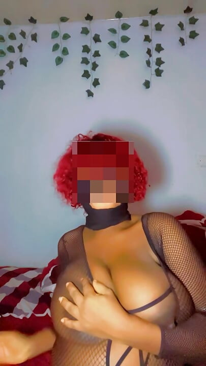 Une femme enceinte sexy danse d’humeur érotique en caressant sa poitrine