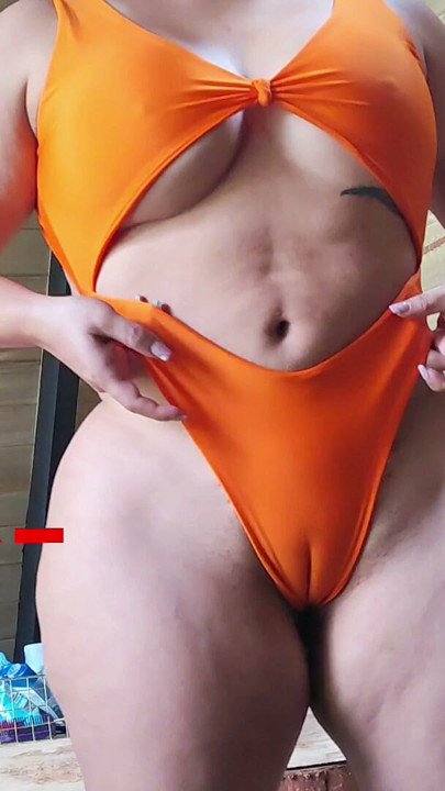 Prinsă schimbându-și lenjeria, îmi surprind menajera cu cameltoe-ul ei strâmt | Clip 2