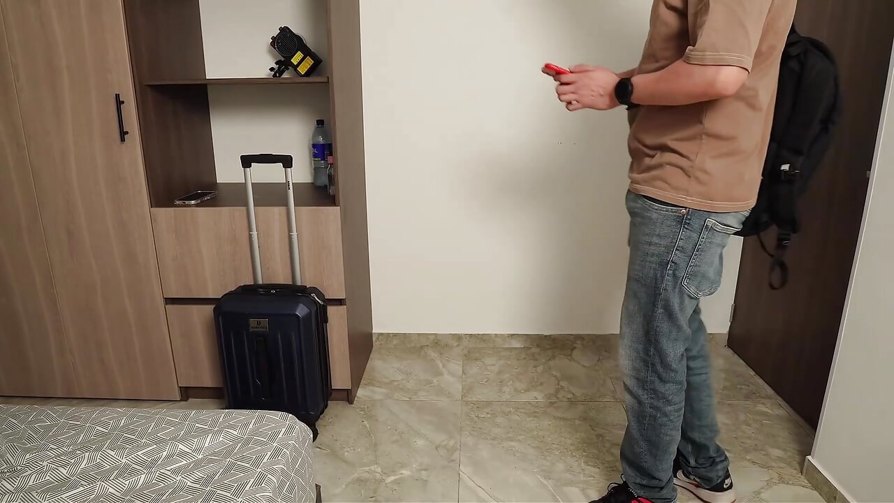 Ik ben toegewezen aan dezelfde kamer als een sexy vreemdeling en we kunnen het niet helpen, maar hebben veel seks - pijpbeurtjongen