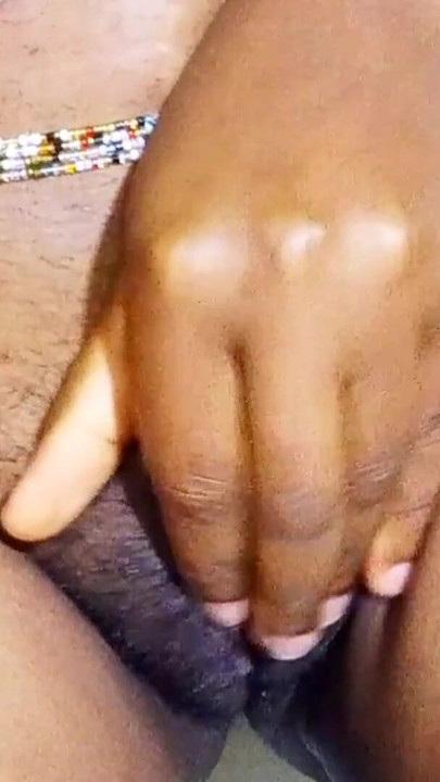 セックスの準備はできている?おいでパパ、私は寂しい。濡れたきつい膣の中に大きなチンポが恋しい | クリップ 1