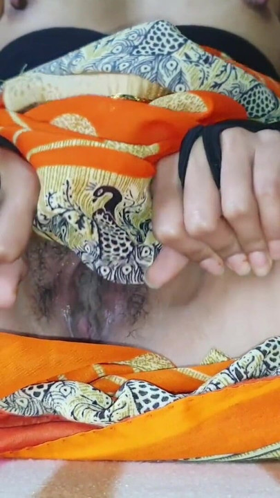 Awek sebelah suka mengongkek pepek ketatnya dalam gaya doggy. | Klip 1