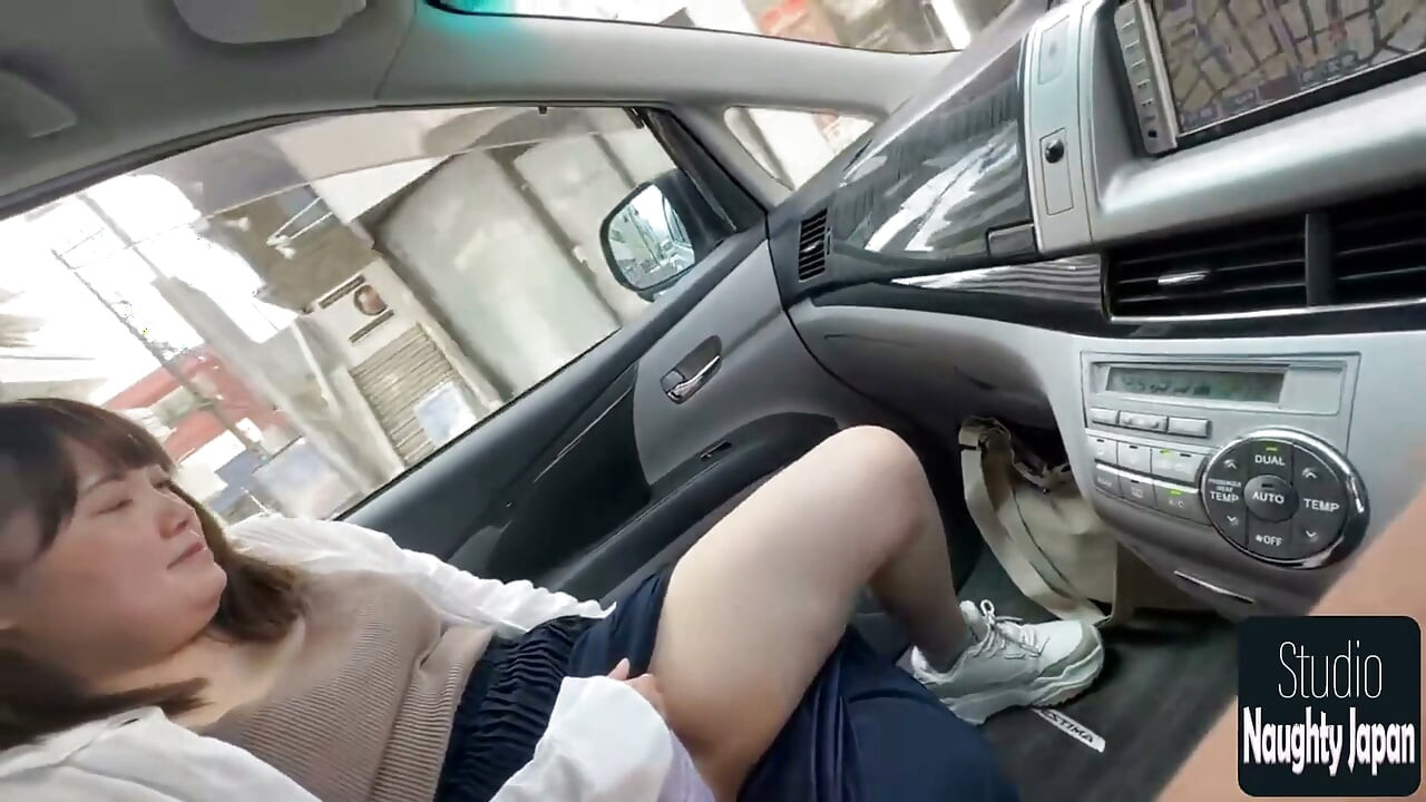 漂亮的已婚女人在这么久后团聚 - 在公共场合吹箫并在我们上车的那一刻湿透了