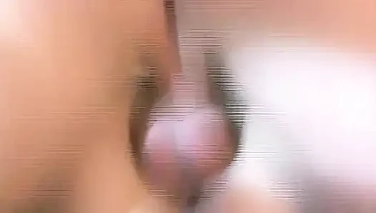 Cewek rambut cokelat di-fingering habis-habisan sampai orgasme di sofa