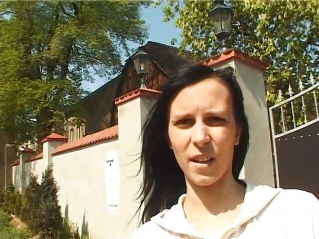 Belleza morena masturbándose antes de dar una mamada en acción pov