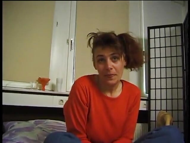 Brunette feeks wordt geneukt en gespoten op de buik in pov