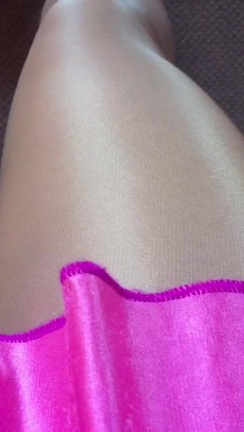 Minhas pernas sensuais usando meia-calça em camadas super brilhante e salto alto rosa sexy.