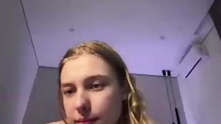 Echtes Masturbieren mit erstaunlicher Blondine