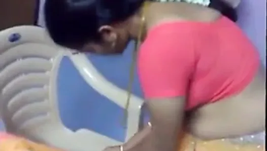 Aunty correcting her saree exposing her boobs and navel