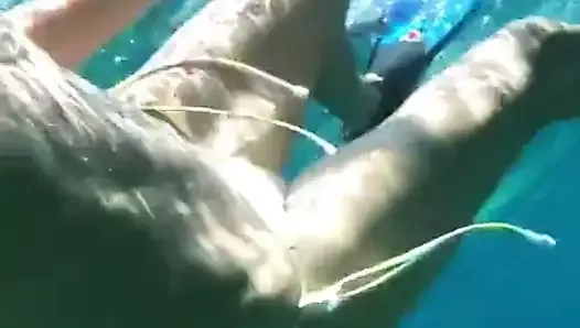 Heidi Klum плавает под водой в бикини