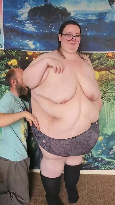 Une SSBBW se déshabille et s’embrasse le ventre