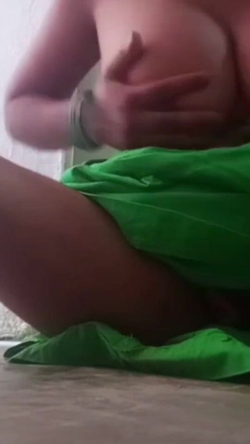 Morate vidjeti trenutak iz "Indijska seoska žena dok pokazuje svoje sise"