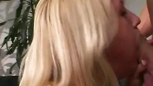 Blonde Schönheit gibt intensiven Blowjob