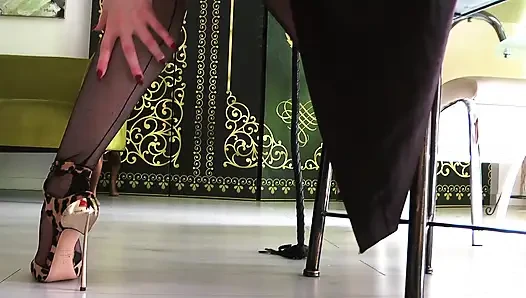 Оральное услужение от горячей блондинки в чулках для тела