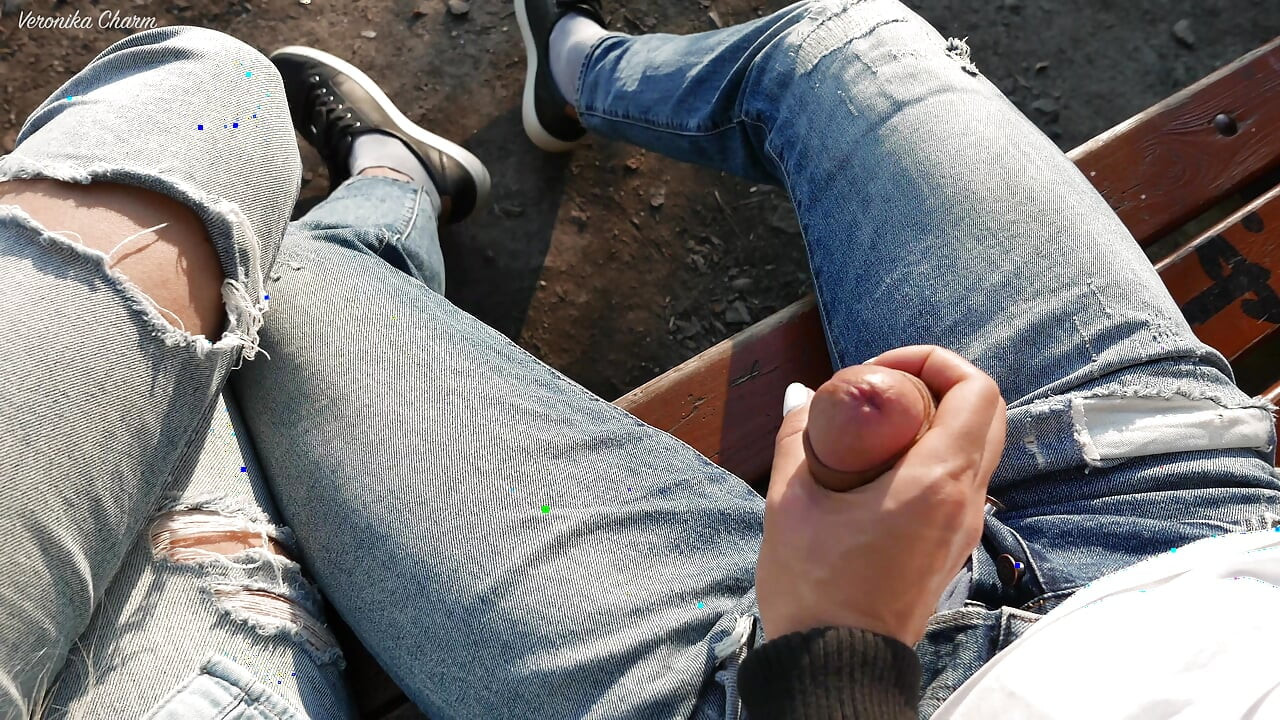 Djevojka se iznenadila kad je vidjela tipa kako drka kurac u parku i pomaže mu da svrši