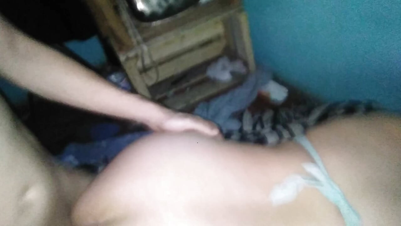 Desnudo estilo perrito en la cama filmado con un teléfono celular