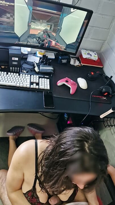 내 게이머 의붓사촌을 박고 있다