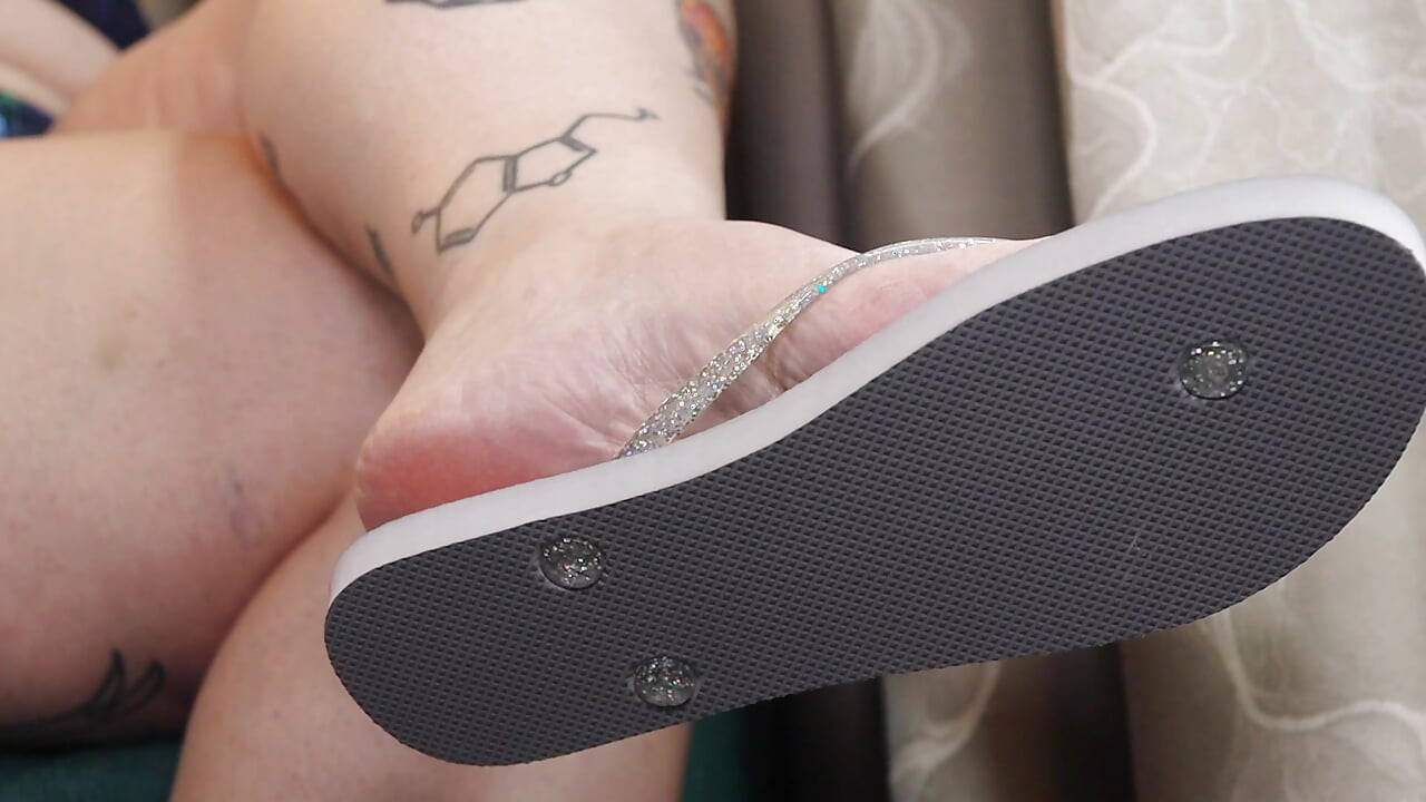 Sara Star Flip Flop Dangling