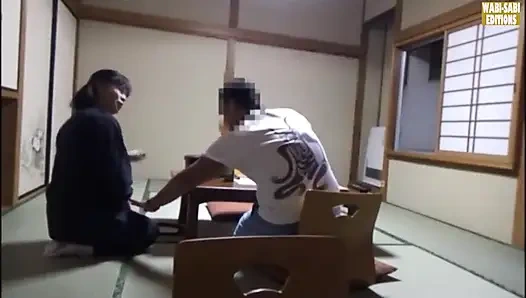 Özel bir oda seansında yakalanan bir kaplıca görevlisinin saatler sonra baştan çıkarılması -sahne.3