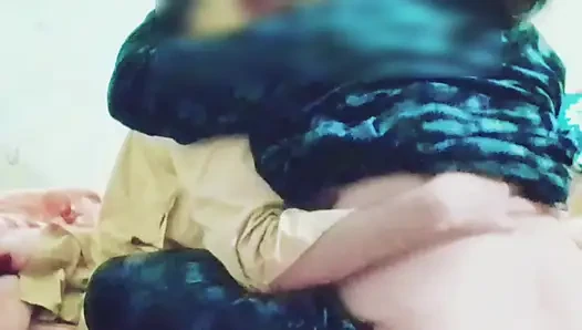 Pamela Flores - doggystyle grandi tette oscillano (scena di sesso)